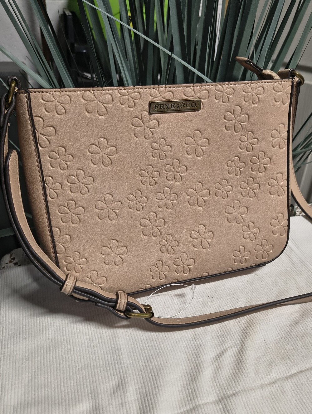 NWOT FRYE AND CO. Embossed Petal Foral Crossbody, Blush Pink With Key Tag Clip